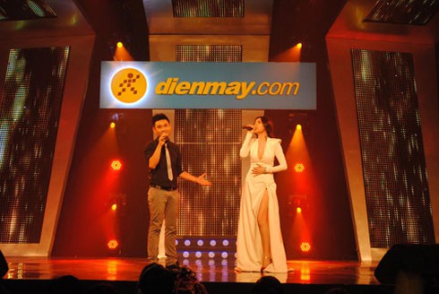 Váy xẻ cao, Thủy Tiên đọ vẻ sexy cùng Thu Minh