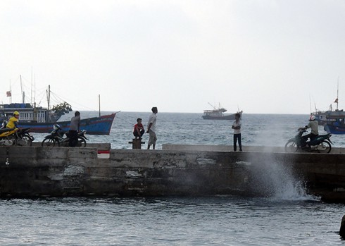Tàu thuyền không dám cập cầu cảng Lý Sơn