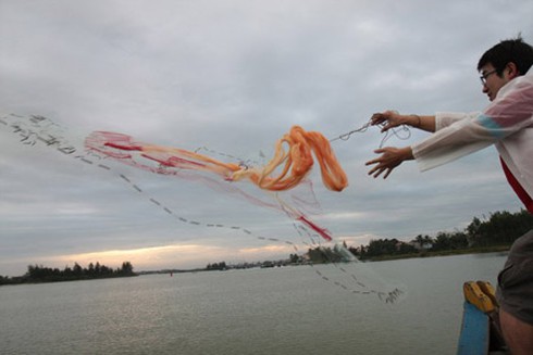 Quăng lưới bắt người: Khác nào `chọc gậy bánh xe`