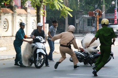 Quăng lưới bắt người: Khác nào `chọc gậy bánh xe`