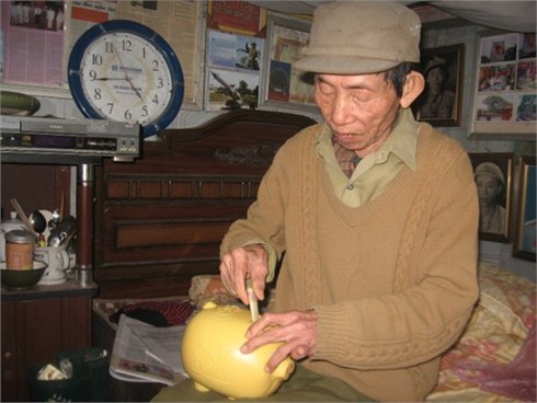 Cụ già 84 tuổi hơn 20 năm đi đuổi 'đinh tặc'