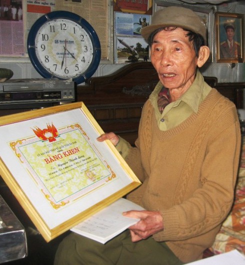 Cụ già 84 tuổi hơn 20 năm đi đuổi 'đinh tặc'