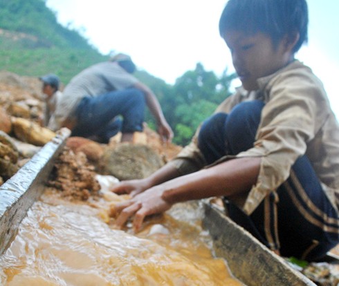 Quảng Ngãi: Đua nhau đào đãi vàng sau lũ