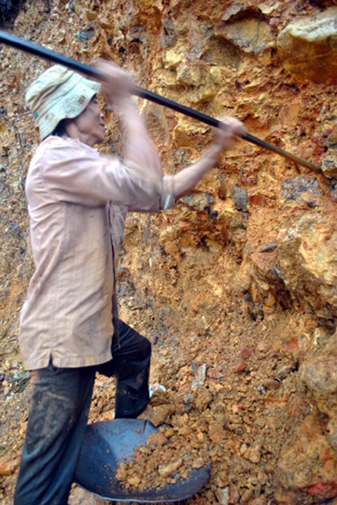 Quảng Ngãi: Đua nhau đào đãi vàng sau lũ