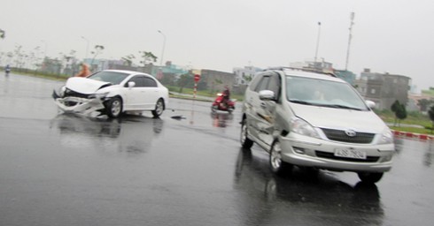 Đà Nẵng: Xe sang nát đầu vì chạy ẩu