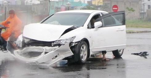 Đà Nẵng: Xe sang nát đầu vì chạy ẩu