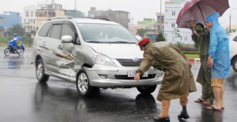 Đà Nẵng: Xe sang nát đầu vì chạy ẩu