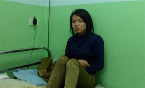 Quản lý công ty Trung Quốc dùng keo 502 dán tay công nhân