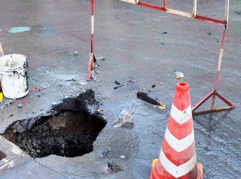 “Hố tử thần” xuất hiện ngay chân cầu Thị Nghè