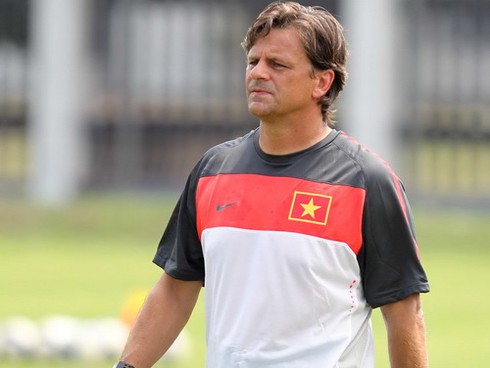 Liên đoàn bóng đá VN không sa thải HLV Falko Goetz