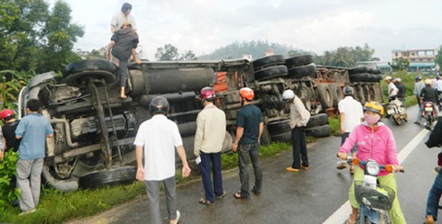 Quảng Ngãi: Xe container sụp bờ ruộng lật nhào