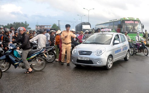 Quảng Ngãi: Xe container sụp bờ ruộng lật nhào