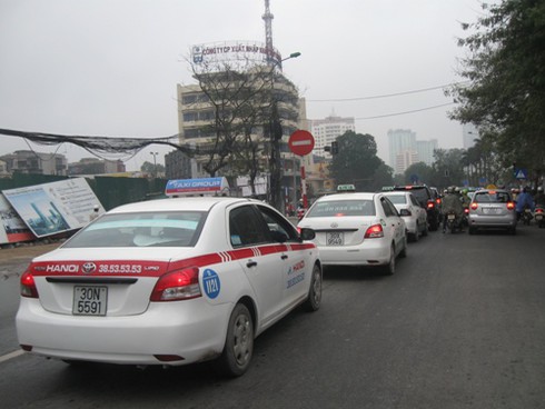 Cấm taxi giờ cao điểm: Sẽ trả khách ngang đường?
