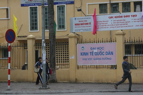 Xét nghiệm HIV miễn phí: Đoàn trường KTQD `đánh trống bỏ dùi` ?