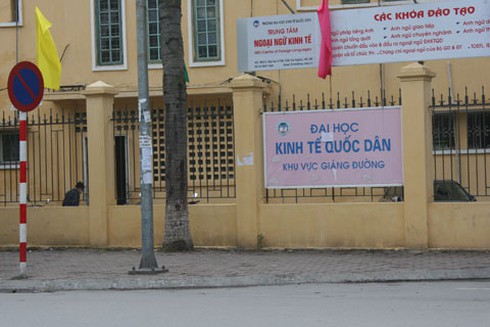 Xét nghiệm HIV miễn phí: Đoàn trường KTQD `đánh trống bỏ dùi` ?