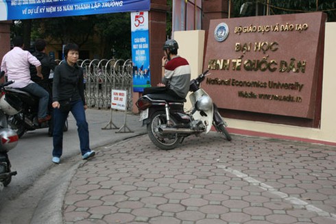 Xét nghiệm HIV miễn phí: Đoàn trường KTQD `đánh trống bỏ dùi` ?