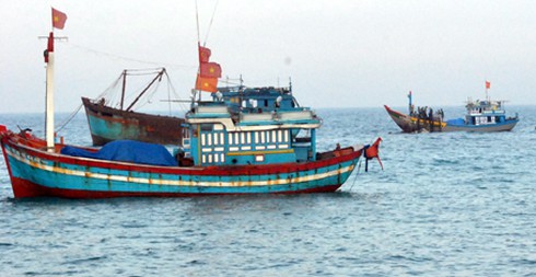 Quảng Ngãi: Tàu hàng tông chìm tàu cá, 11 ngư dân thoát chết