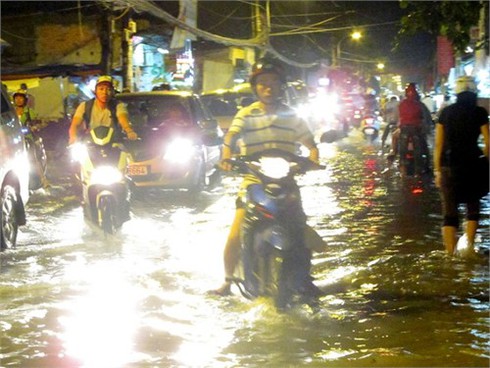 Triều cường liên tiếp 'vượt ngưỡng', dân Sài Gòn điêu đứng