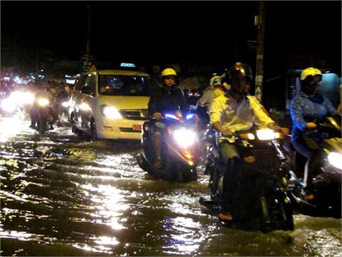 Triều cường liên tiếp 'vượt ngưỡng', dân Sài Gòn điêu đứng