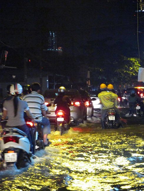 Triều cường liên tiếp 'vượt ngưỡng', dân Sài Gòn điêu đứng