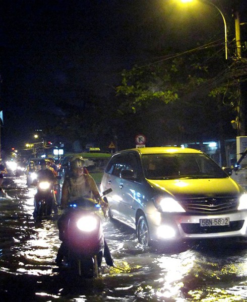 Triều cường liên tiếp 'vượt ngưỡng', dân Sài Gòn điêu đứng