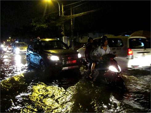 Triều cường liên tiếp 'vượt ngưỡng', dân Sài Gòn điêu đứng