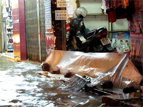 Triều cường liên tiếp 'vượt ngưỡng', dân Sài Gòn điêu đứng