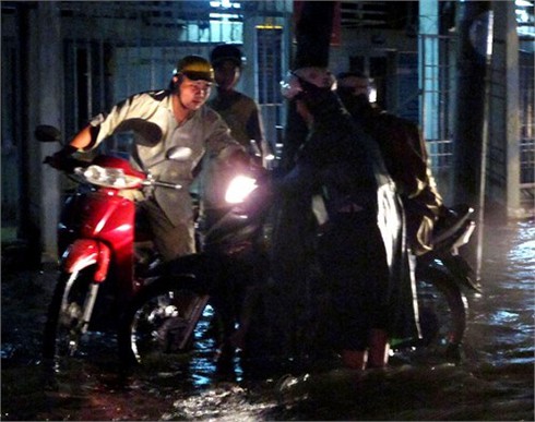 Triều cường liên tiếp 'vượt ngưỡng', dân Sài Gòn điêu đứng