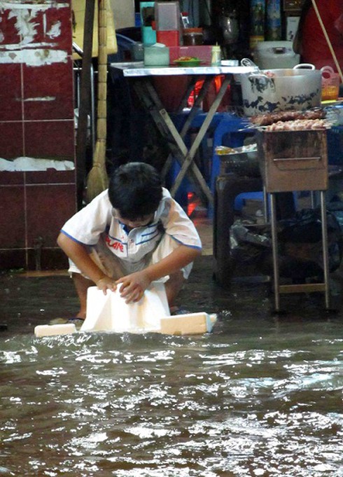 Triều cường liên tiếp 'vượt ngưỡng', dân Sài Gòn điêu đứng