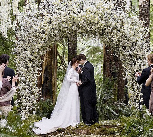 Teen đau đầu vì 'Hừng đông' cấm khán giả dưới 16 tuổi