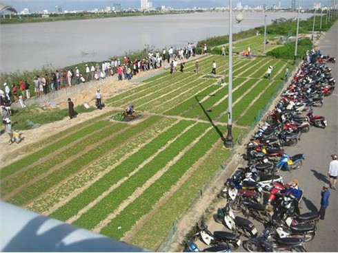 Phát hiện xác chết nam giới trôi sông