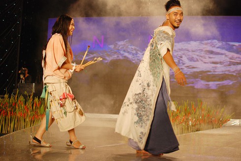 Hả hê xem người mẫu quậy tưng trên sân khấu