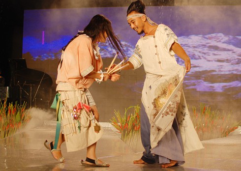 Hả hê xem người mẫu quậy tưng trên sân khấu