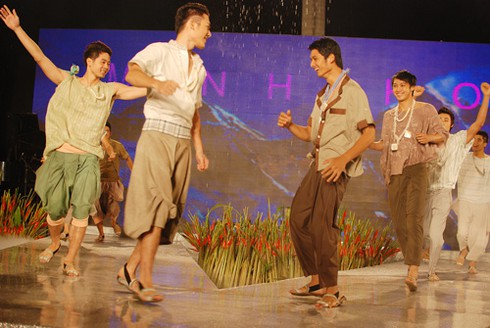 Hả hê xem người mẫu quậy tưng trên sân khấu