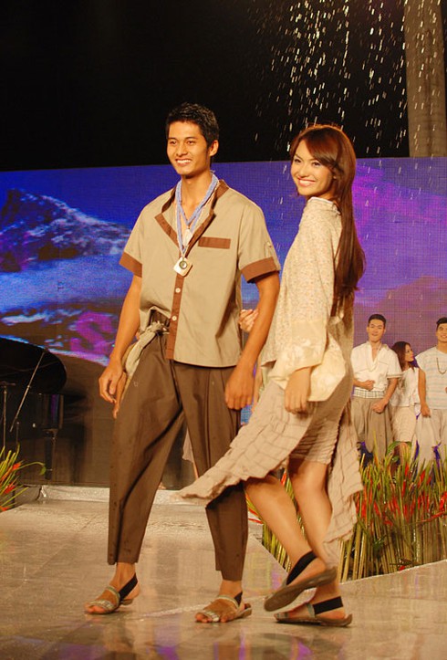 Hả hê xem người mẫu quậy tưng trên sân khấu