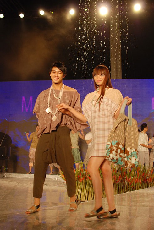 Hả hê xem người mẫu quậy tưng trên sân khấu