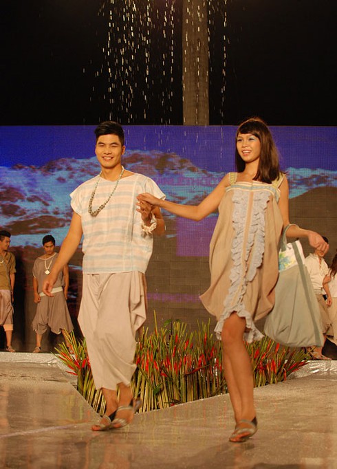 Hả hê xem người mẫu quậy tưng trên sân khấu