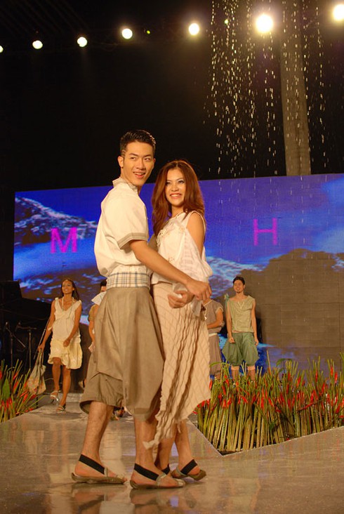 Hả hê xem người mẫu quậy tưng trên sân khấu