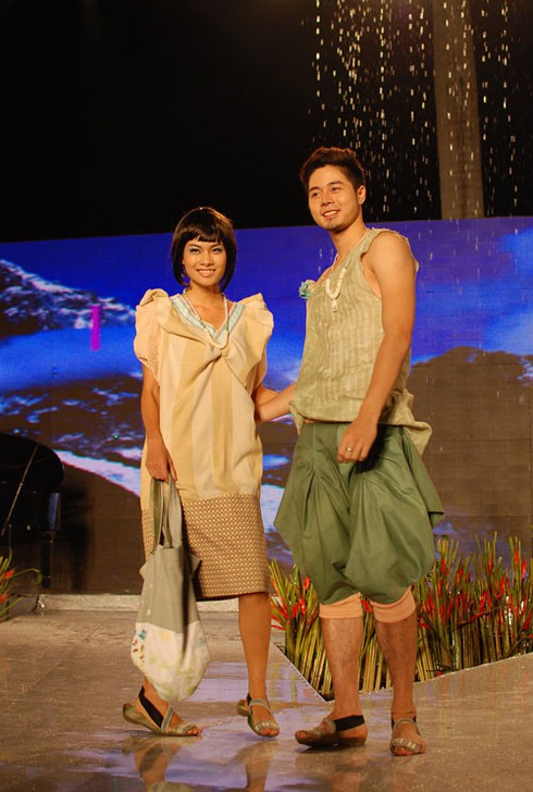 Hả hê xem người mẫu quậy tưng trên sân khấu