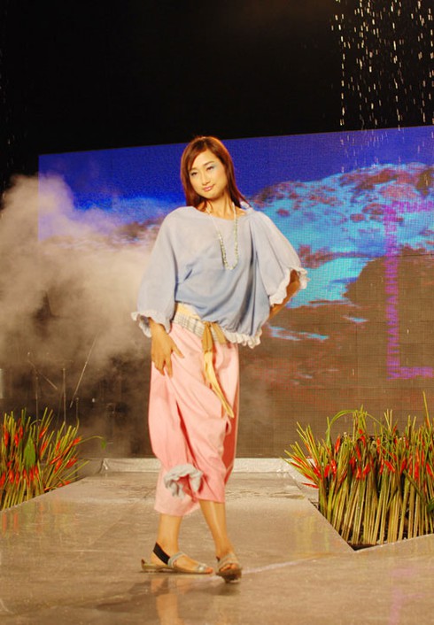 Hả hê xem người mẫu quậy tưng trên sân khấu