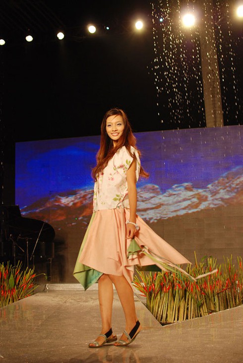 Hả hê xem người mẫu quậy tưng trên sân khấu