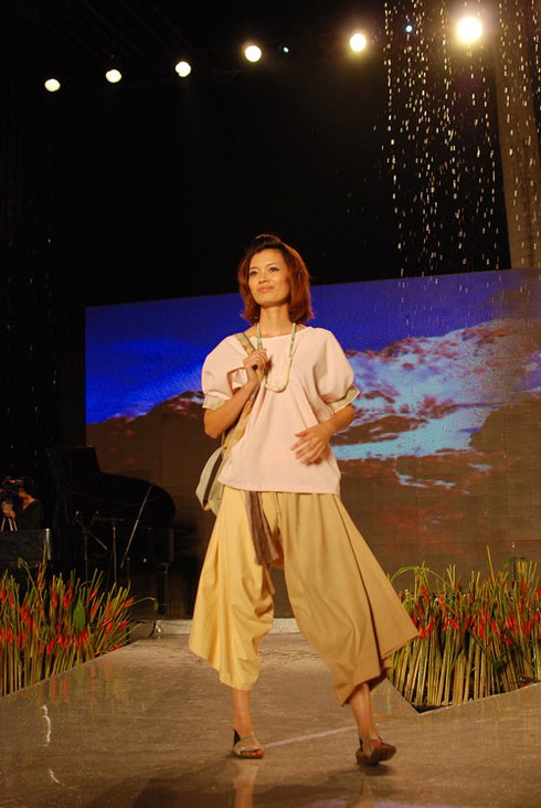 Hả hê xem người mẫu quậy tưng trên sân khấu