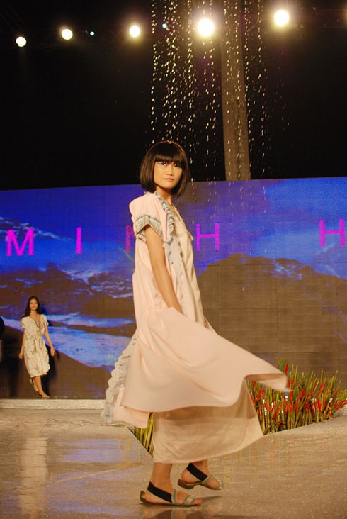 Hả hê xem người mẫu quậy tưng trên sân khấu