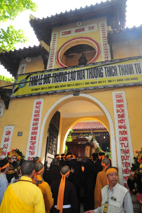 Cung tiễn kim quan Hòa thượng Thích Thanh Tứ nhập Bảo tháp