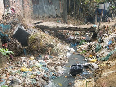 SV làng ĐH ăn bẩn, sống bẩn với 'núi rác' khổng lồ