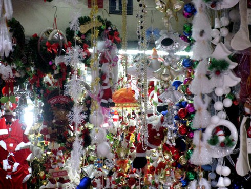 Sôi động thị trường quà Noel sớm