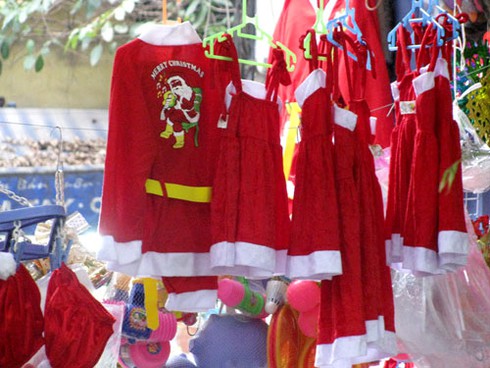 Sôi động thị trường quà Noel sớm