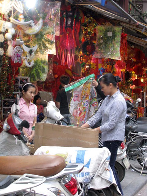 Sôi động thị trường quà Noel sớm