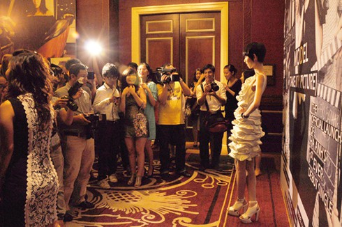 'Kate Moss Việt Nam' khoe lưng trần gợi cảm