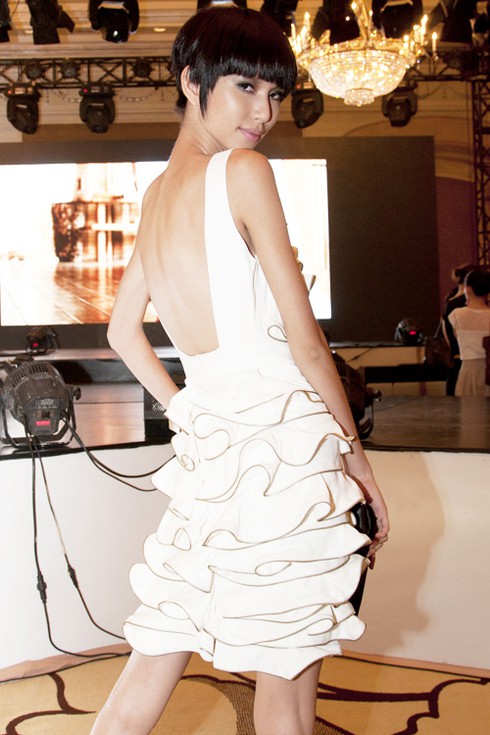 'Kate Moss Việt Nam' khoe lưng trần gợi cảm